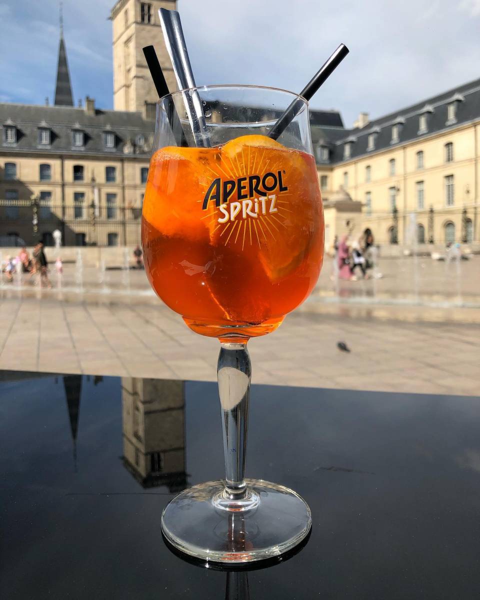 Privatisation de restaurant pour anniversaire le soir avec cocktails maison et musique d'ambiance à Dijon place de la Liberté vers Dijon centre ville