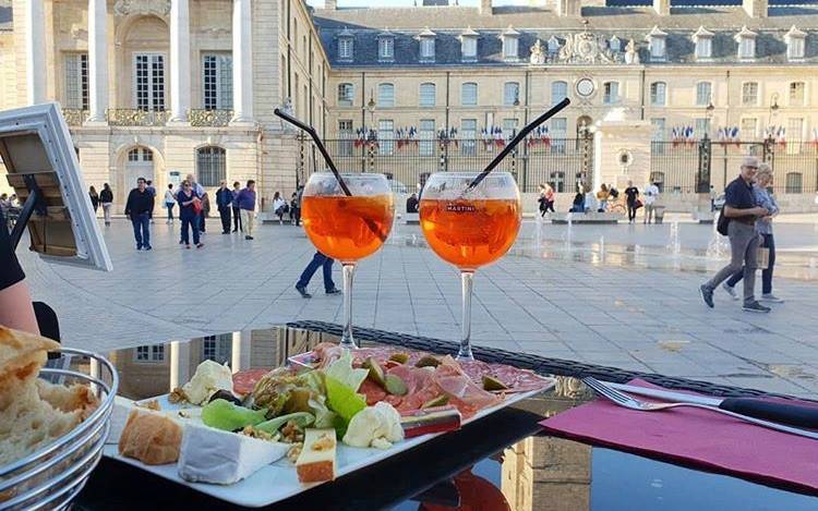 Restaurant pour anniversaire adulte avec ambiance bar et cuisine simple gourmande à Dijon centre ville vers Dijon place de la Liberté