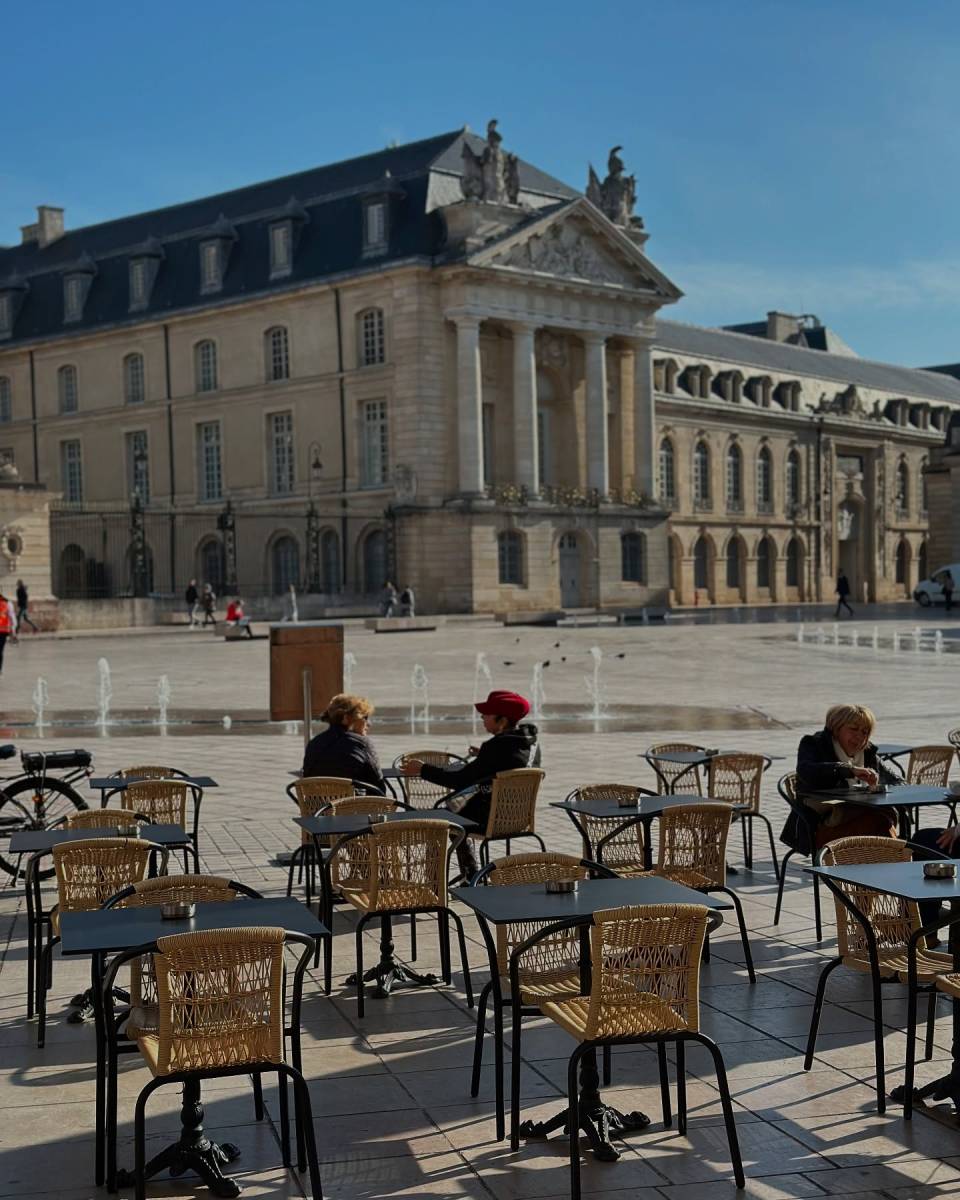 Privatisation restaurant à Dijon pour anniversaire adulte et bar à cocktails création place de la Liberté vers Dijon centre ville