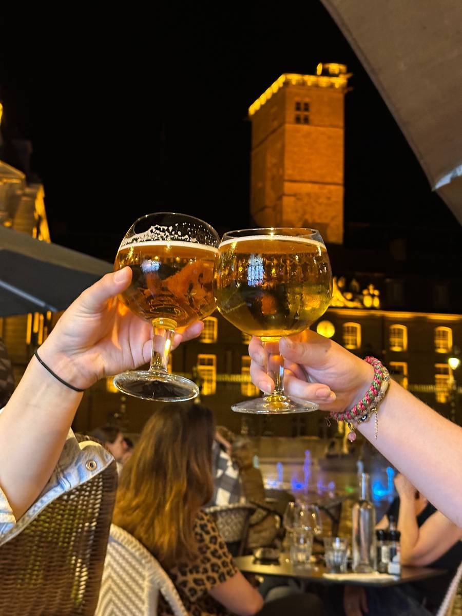 Restaurant pour soirée anniversaire avec bar à cocktails et planches apéritives à Dijon centre ville vers Dijon
