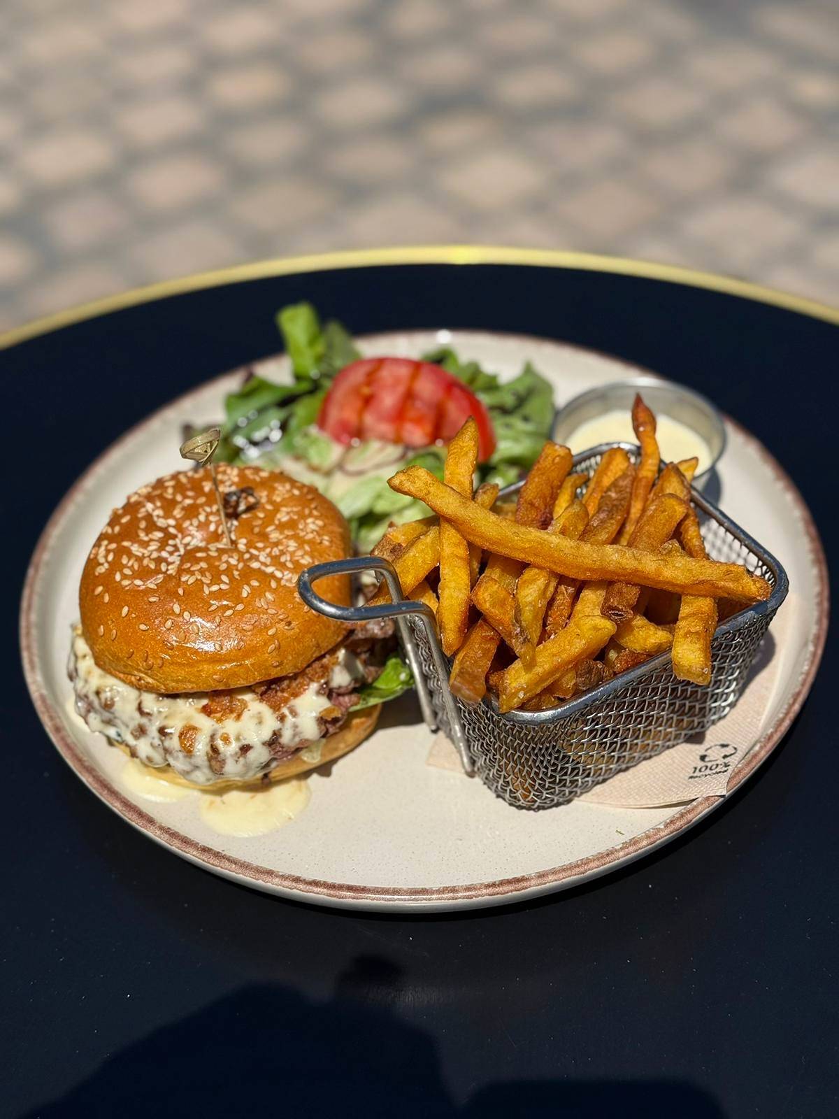 Privatisation de restaurant pour anniversaire familial avec cuisine française maison et terrasse à Dijon centre ville vers Dijon place de la Liberté