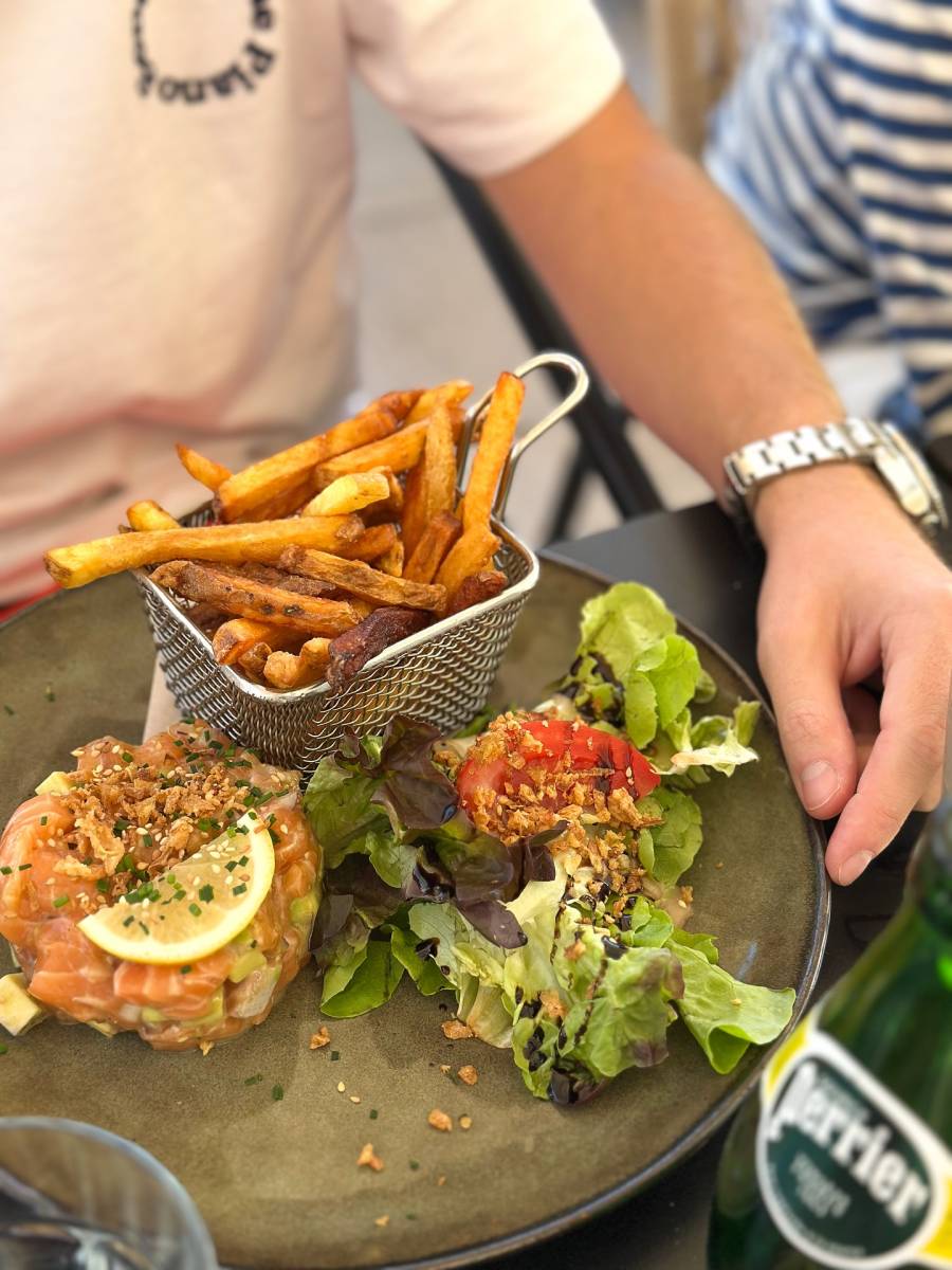 Privatisation de restaurant pour anniversaire familial avec cuisine française maison et terrasse à Dijon centre ville vers Dijon place de la Liberté