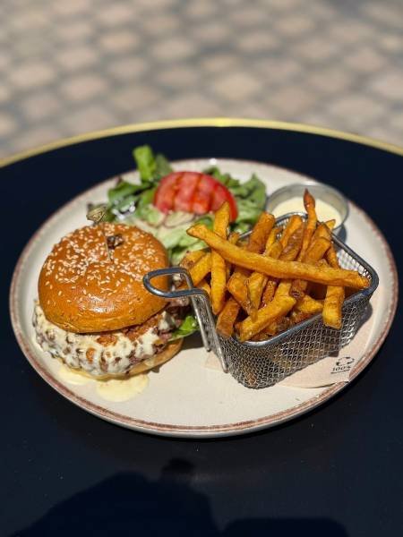 Privatisation de restaurant pour anniversaire familial avec cuisine française maison et terrasse à Dijon centre ville vers Dijon place de la Liberté